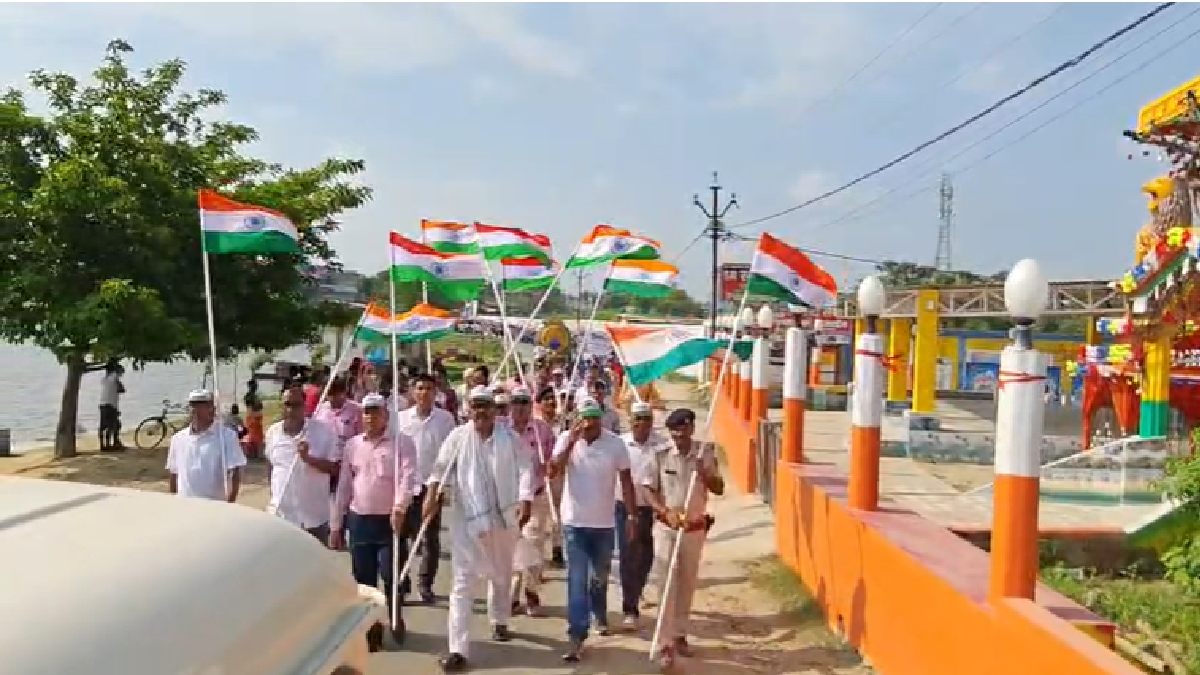 तिरंगे के रंग में रंगा बासोपट्टी, भारत माता के जयकारों से गूंजा शहर